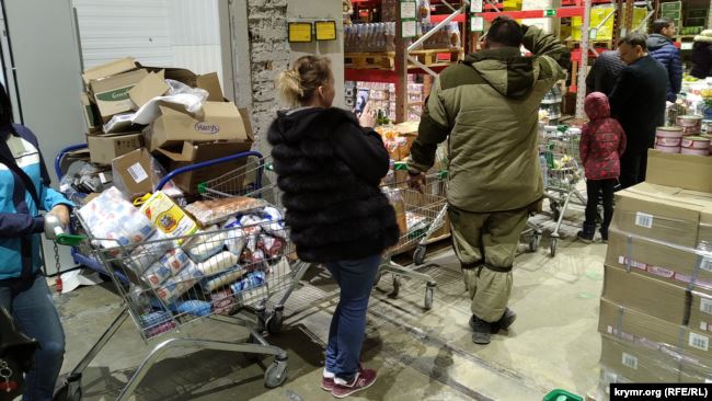 Жители Крыма скупают продукты в супермаркетах из-за угрозы карантина - «Новости Крыма»