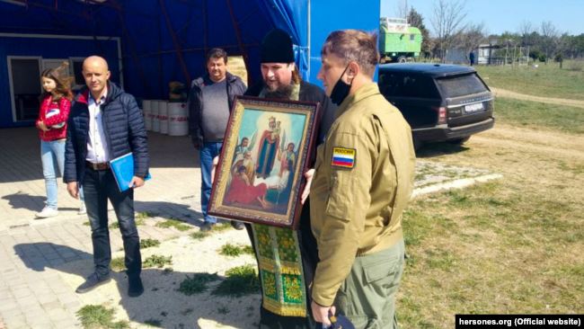 Ради избавления от эпидемии священник пролетел над Севастополем с иконой - «Новости Крыма»