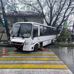 Автобус протаранил остановку в Симферополе - «Происшествия Крыма»