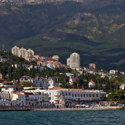 В Ялте жильцов из повреждённой ударом ВСУ многоэтажки разместили в ПВР - «Новости Крыма»